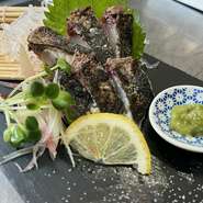 瀬戸内の鮮魚や地タコ、長門市で丹念に飼育される長州鶏などの上質食材を揃え、お酒に合う旨い料理を多数繰り出し。とくに備長炭で焼き上げる『旬魚の炭炙り刺し』と『長州鶏の炭火焼き串』は記憶に残るおいしさ！