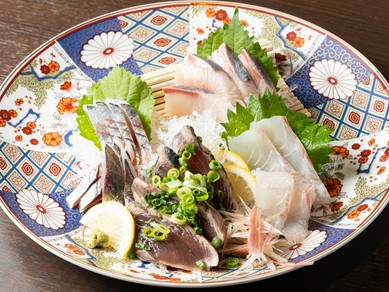 旬の幸に合う地酒をはじめ、いろいろなお酒を気軽に味わえる