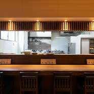 調理の臨場感、店主との会話を楽しめるカウンター席も人気！