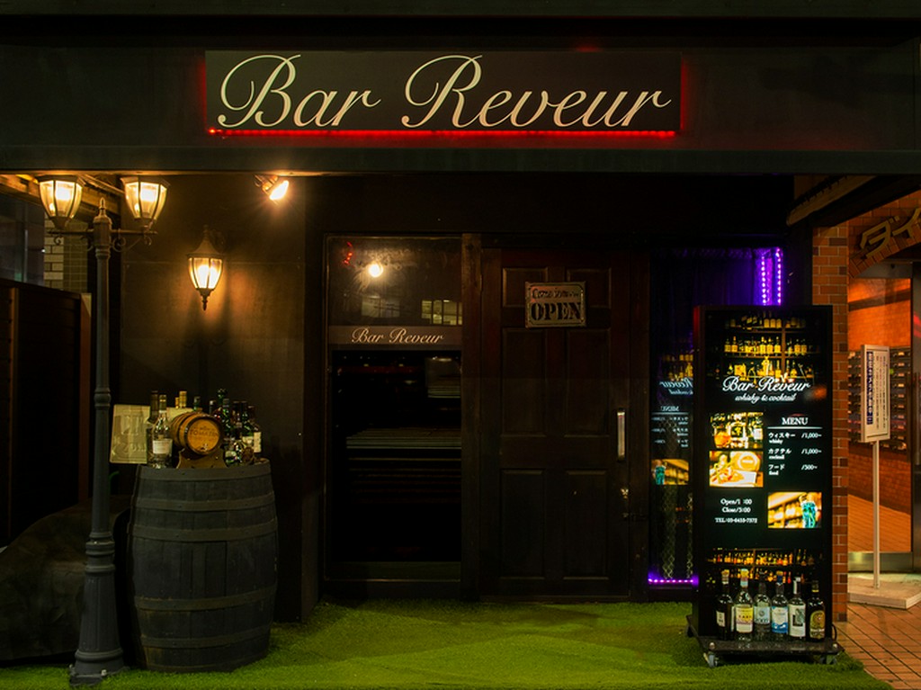 どことなく懐かしさを感じさせる、シックで落ち着いた隠れ家Bar