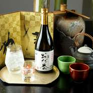 カフェメニューに加えてアルコール類も種類豊富で、特に【おだ茶】オリジナルの焼酎がオススメ。抹茶と合わせてひと晩寝かせた『おだ茶ハイ』、自家製水出しコーヒーを使用した香り高い『コーヒー焼酎』をどうぞ。