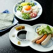 急須で淹れるお茶やスイーツに加えて洋風メニューも人気。ボイルして提供されるソーセージは【おだ茶】のためにオリジナルレシピでつくられたもの。素材が素晴らしいからこそ、シンプルに塩とワサビでいただきます。