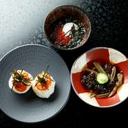 つるりとした食感のじゅんさいや、濃厚な旨みが広がるウニを乗せたおむすび。とろ～り温泉卵にイクラの醤油漬けを合わせた逸品。目も舌も喜ぶ純和風メニューは、お酒のお供にぴったりです。