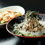 コク深く香り高い練りゴマに生姜・ニンニク・ネギなどの香味野菜を加えた自家製ドレッシング。栄養豊富なヒジキや豆腐に合わせれば、ヘルシーでありながら満足度の高い一皿に。ランチとして楽しむのもオススメです。