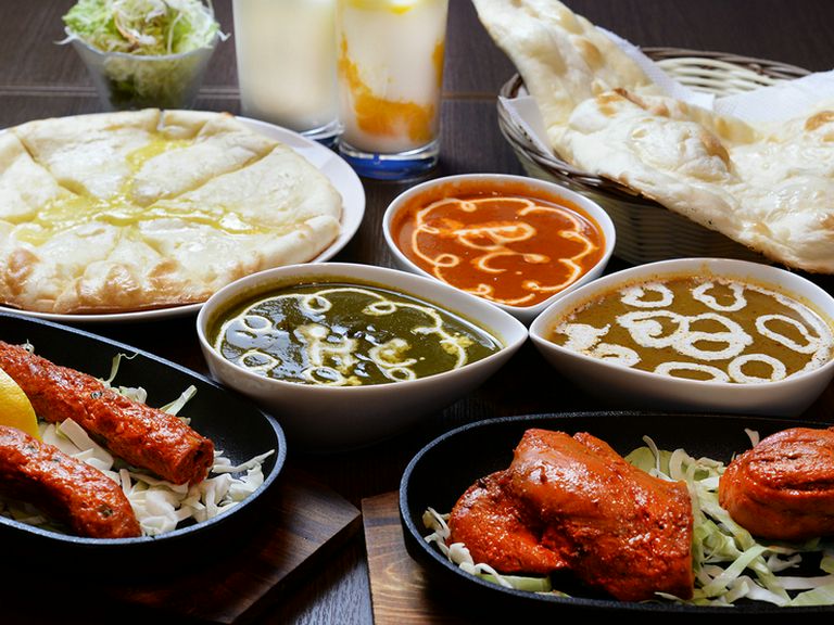 スパイスを効かせたインドカレーやインドの家庭料理が並ぶ