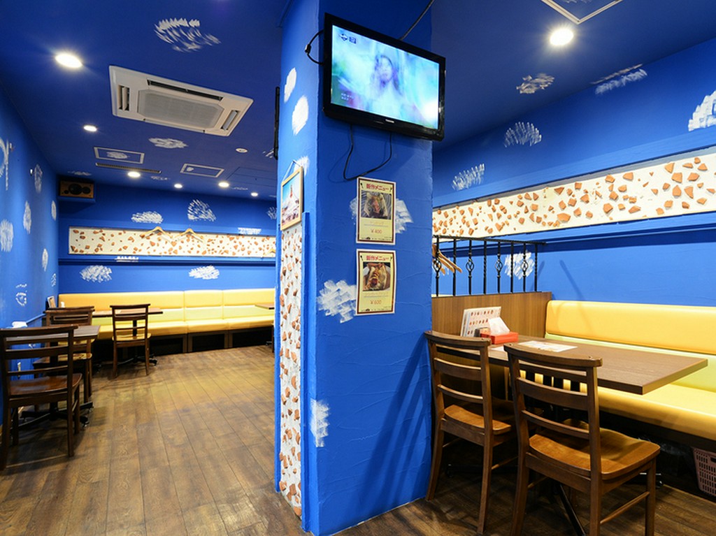 二人で色々なカレーをシェア。本格カレーが二人の距離を近づける