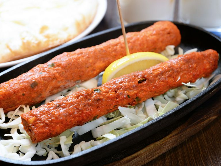 味の要となるスパイスや香辛料は、仕入れ先から厳選