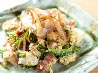 沖縄の定番家庭料理。苦味が特徴のゴーヤと豚肉、豆腐を炒め合わせた栄養豊富な一品です。