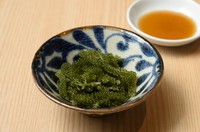 ぷちぷちとした食感が楽しい沖縄の海藻「海ぶどう」。さっぱりとした風味で、しゃぶしゃぶの合間に口直しとしても最適です。