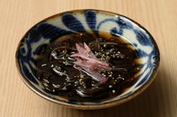沖縄産のもずくをふんだんに使った酢の物。ほどよい酸味と独特のぬめりが特徴で、さっぱりとした味わいが食欲を刺激します。ヘルシーで軽やかな一品として人気です。