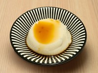 落花生を使った沖縄伝統のもっちり豆腐。濃厚なコクとやさしい甘みが特徴で、そのままでも、しゃぶしゃぶの味わいのアクセントとしてもお楽しみいただけます。