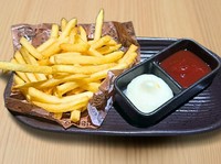 外はカリッと、中はほくほくに仕上げた定番のポテトフライ。シンプルな味わいで子どもにも大人気の一品です。