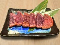 沖縄の伝統料理。紫芋の粉を使用した生地を揚げた天ぷら。ほんのりとした甘みと香ばしい風味が楽しめる、素朴で優しい味わいが特徴。