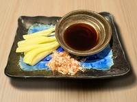 沖縄産の島らっきょうを塩漬けにした一品。シャキッとした歯ごたえとさっぱりとした味わいが楽しめます。お酒のお供にもおすすめです。