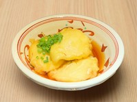 沖縄伝統の落花生を使ったもっちりとしたジーマーミ豆腐を香ばしく揚げ、あんをかけた一品。落花生の濃厚なコクととろける食感が楽しめます。