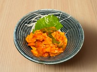 ほどよい辛さと発酵の旨みが詰まった定番の一品。しゃぶしゃぶのお供や箸休めにもぴったりです。