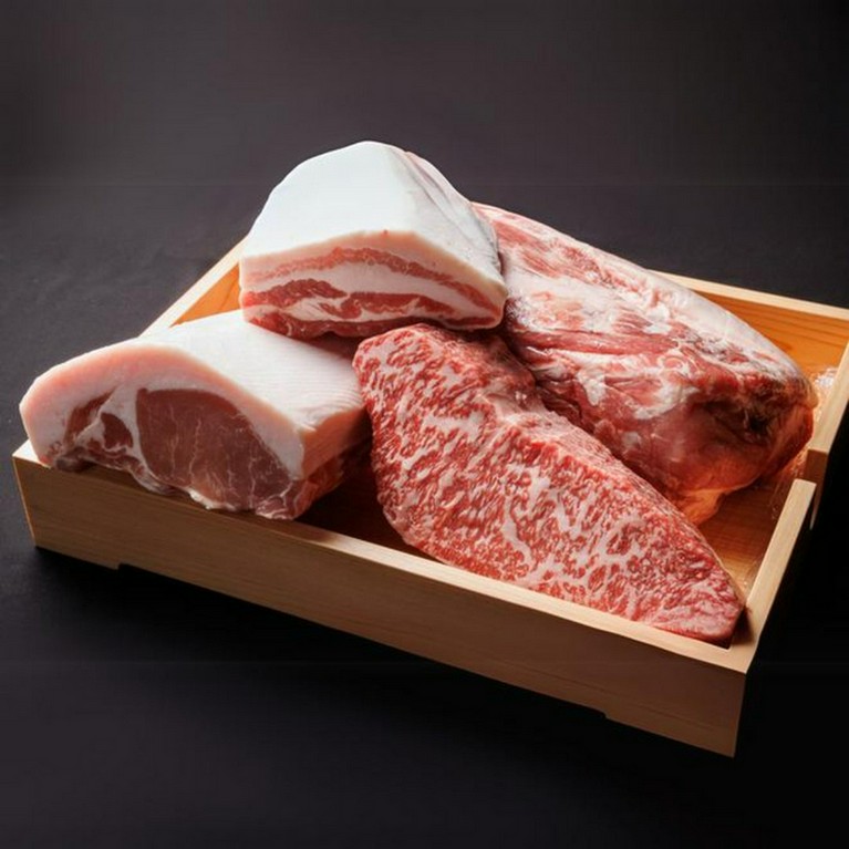 沖縄の風土と伝統的な飼育方法によって育てられた金アグー豚