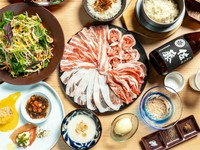 沖縄県産の食材を使い"壽"スタイルにアレンジした沖縄料理＆厳選あぐー豚のしゃぶしゃぶのコースです。