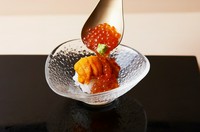 芳醇なウニと大粒のイクラで口の中を満たす『北海道産ウニイクラ小鉢』