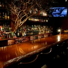 大人のデートにふさわしいムード漂うオーセンティックバー