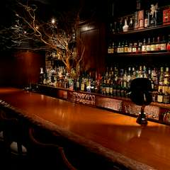 存在感のある大きめのカウンターとドライフラワー