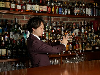これぞBar。一面にお酒が並ぶ壮観な風景がオシャレ