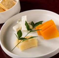 お酒と相性抜群『チーズの盛り合わせ3ピース』