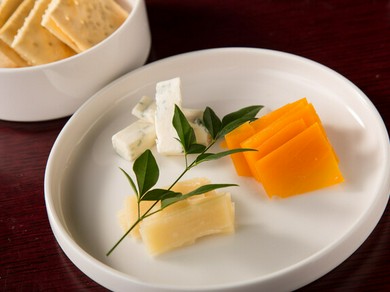 お酒と相性抜群『チーズの盛り合わせ3ピース』