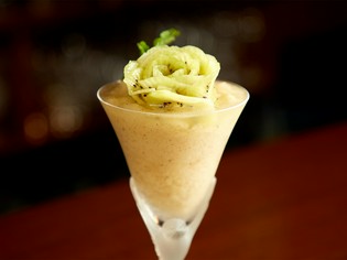 綺麗にデコレーションされた『フレッシュフルーツのカクテル』