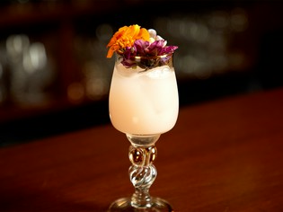 選りすぐりのエディブルフラワーやフレッシュフルーツ