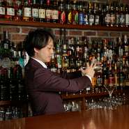 「Barは大人の社交場と言われますので、雰囲気を壊さないようにしっかりコミュニケーションをとっていっています」と語る石澤氏。ゲストとは多少の距離感を持って、空気感を壊さないように気を付けているそうです。