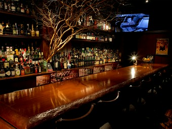 しっとりとしたムードでお酒を楽しむ大人のデートに