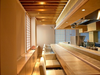 のびのびとくつろげるカウンター席