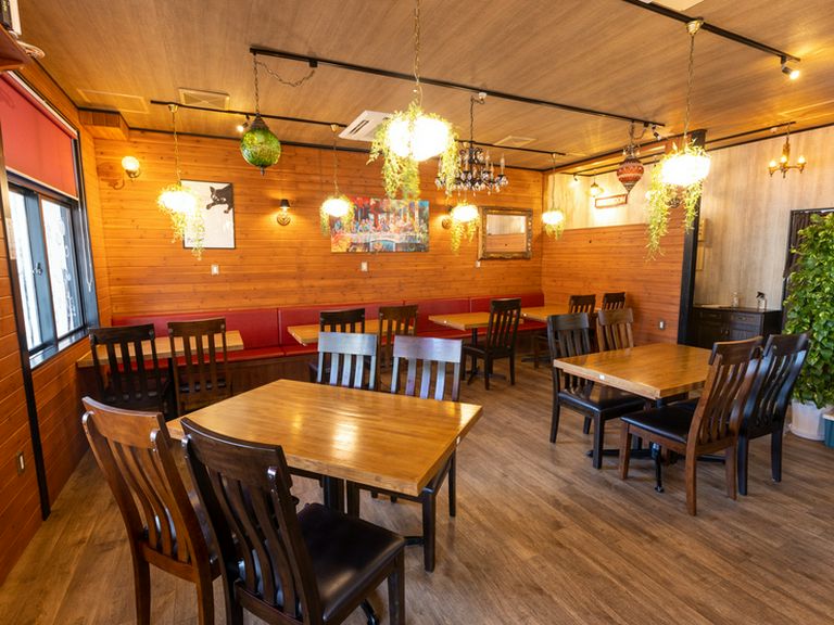 テーブル席が並ぶ開放的な店内は、一人でも入りやすい雰囲気