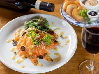 ワインに◎『ノルウェー産サーモンのマリネ＋県産鶏レバーの自家製パテ　ブルーベリージャム添え』