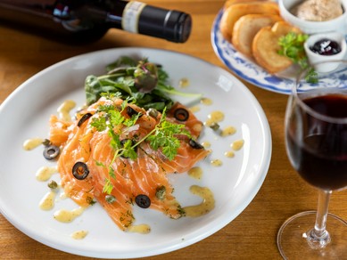 ワインに◎『ノルウェー産サーモンのマリネ＋県産鶏レバーの自家製パテ　ブルーベリージャム添え』