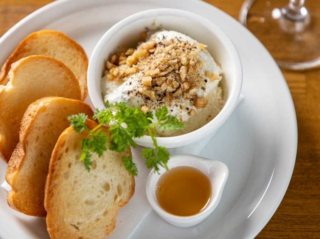 塩気と甘みの共演『ゴルゴンゾーラチーズのムース　蜂蜜添え』