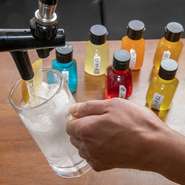 テーブル上に設置された蛇口からサーブされる『蛇口レモンサワー』は、60分と100分から選べる飲み放題で楽しめます。訪れるゲストのほぼ全員がオーダーする、もはやたけ田の代名詞です。選べるシロップでの味変も。