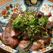 豚ハツ、豚カシラと牛ハラミの3種をミックスし、独自のタレに漬け込んだ『アカミックス』。やわらかなハラミに食べ応えのあるハツ、カシラがアクセントに。【焼肉ホルモンたけ田】創業以来の人気メニューです。