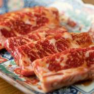 ホルモン自慢の【焼肉ホルモンたけ田】ですが、ホルモンだけではありません！『上カルビ』は同店の本気を結集したコスパ抜群のおすすめメニュー。脂の甘みと赤身肉の旨みがしっかりと感じられる、自慢の一品です。