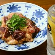 素材の良さが魅力の同店。特に自慢のホルモンは、鮮度がよく上質なものを、リーズナブルな価格で提供しています。ミックスホルモン2種をさらにミックスした『オールスターホルモンMIX』で、一度に6種を楽しんで。