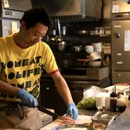 「肉がウマイのは当たり前。プラスアルファのサービスでさらに上の食体験を提供します」と古田氏。常に気配り・目配りで網交換やお冷提供のタイミングを逃さず、声をかけられる前のサービスを心がけているそうです。