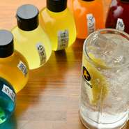 訪れるゲストのほぼ全員がオーダーするという『蛇口レモンサワー』。卓上の蛇口から提供されることで、自分のペースで飲めると人気です。6種から2種を選べるシロップには、季節限定のフレーバーもあります。