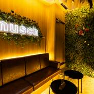 コンセプトに沿ったインテリアで彩られた個室。ロゴライトや植栽など、オシャレな設えが印象的です。昼はカラオケで盛り上がるもよし、夜はシーシャとお酒を嗜むもよし。気軽に利用ができる温かな空気感も魅力です。