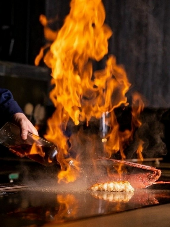 食材を包み一気に高く舞い上がる炎に圧倒