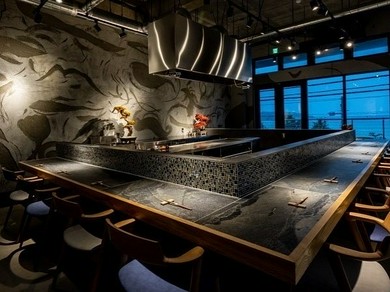 カウンターや個室から楽しむことができるオーシャンビュー