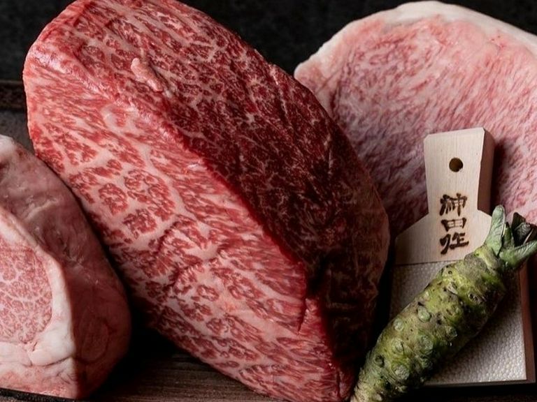 選りすぐりの黒毛和牛と豪華な海鮮で食事を満喫