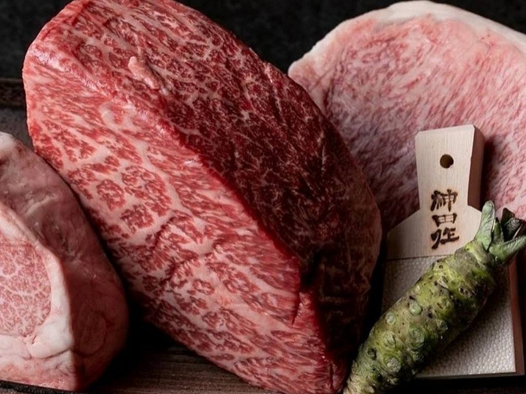 選りすぐりの黒毛和牛と豪華な海鮮で食事を満喫