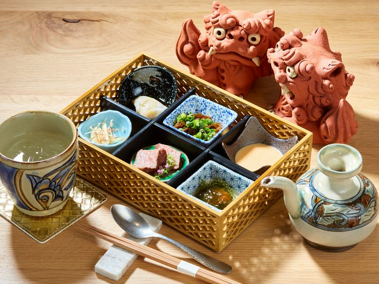 沖縄県産中心の食材でつくられた一品に舌鼓を打つ