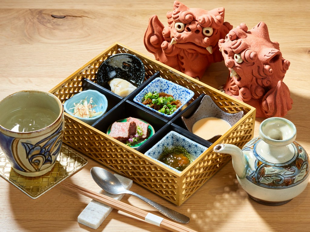 沖縄県産中心の食材でつくられた一品に舌鼓を打つ